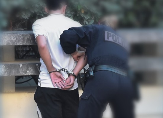 Detenido con arma ilegal tras intento de fuga.