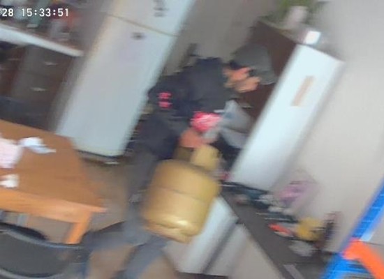 Delincuente rompió una puerta para robar una garrafa