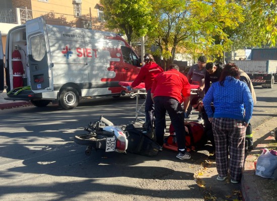 Una señora embistió parte trasera de un camión