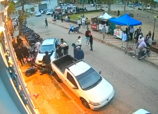 Camioneta pierde el control en Plaza Colón y provoca daños en varios vehículos