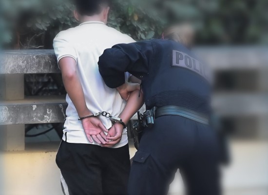 Detenido con arma ilegal tras intento de fuga.
