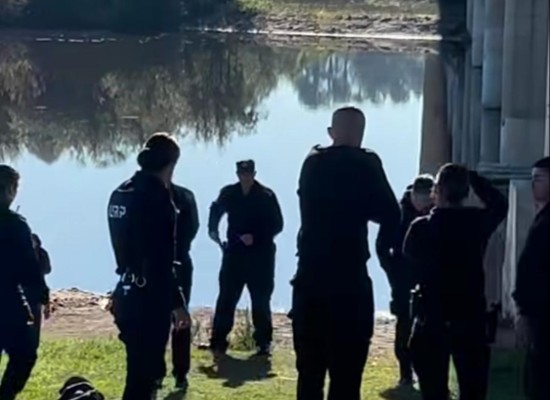 Rescatan a mujer que cayó al río Yí desde puente .