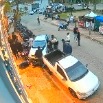 Camioneta pierde el control en Plaza Colón y provoca daños en varios vehículos